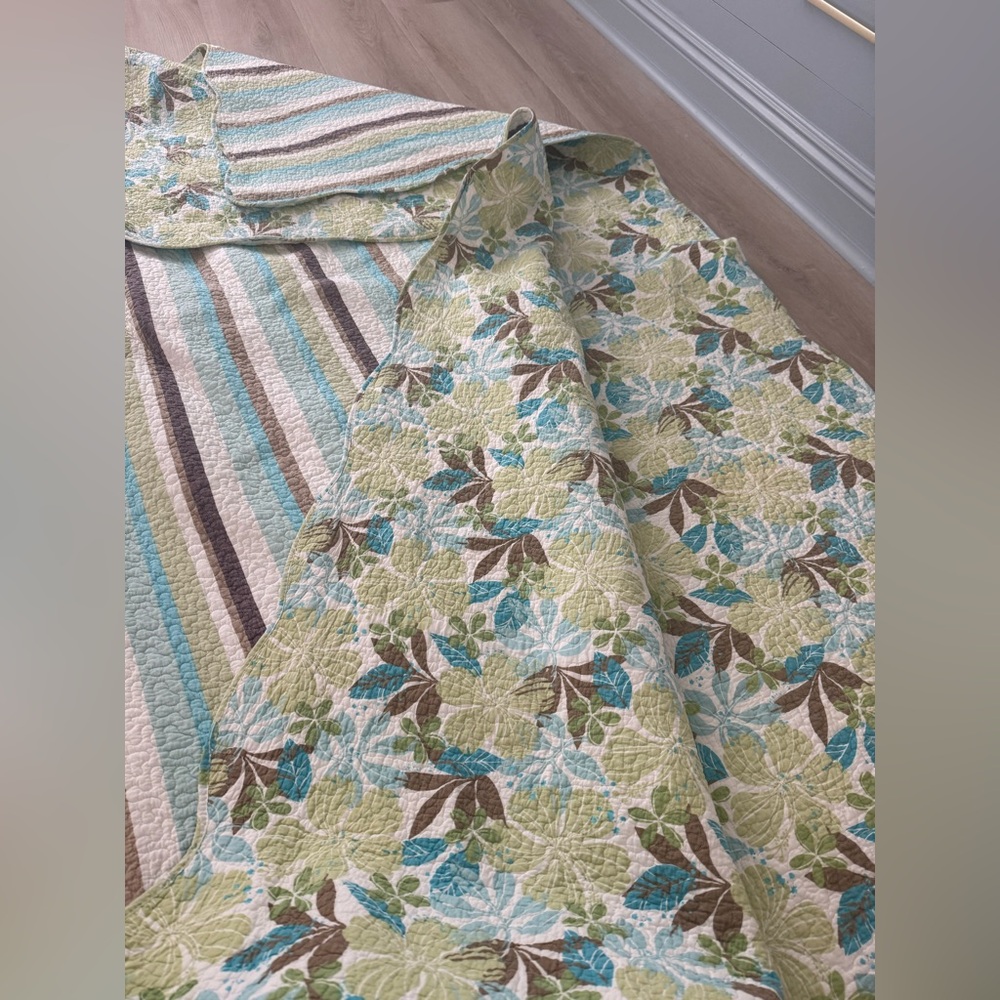Standard size Floral Green and Blue Quilt with 2 shams - Picture 3 of 8